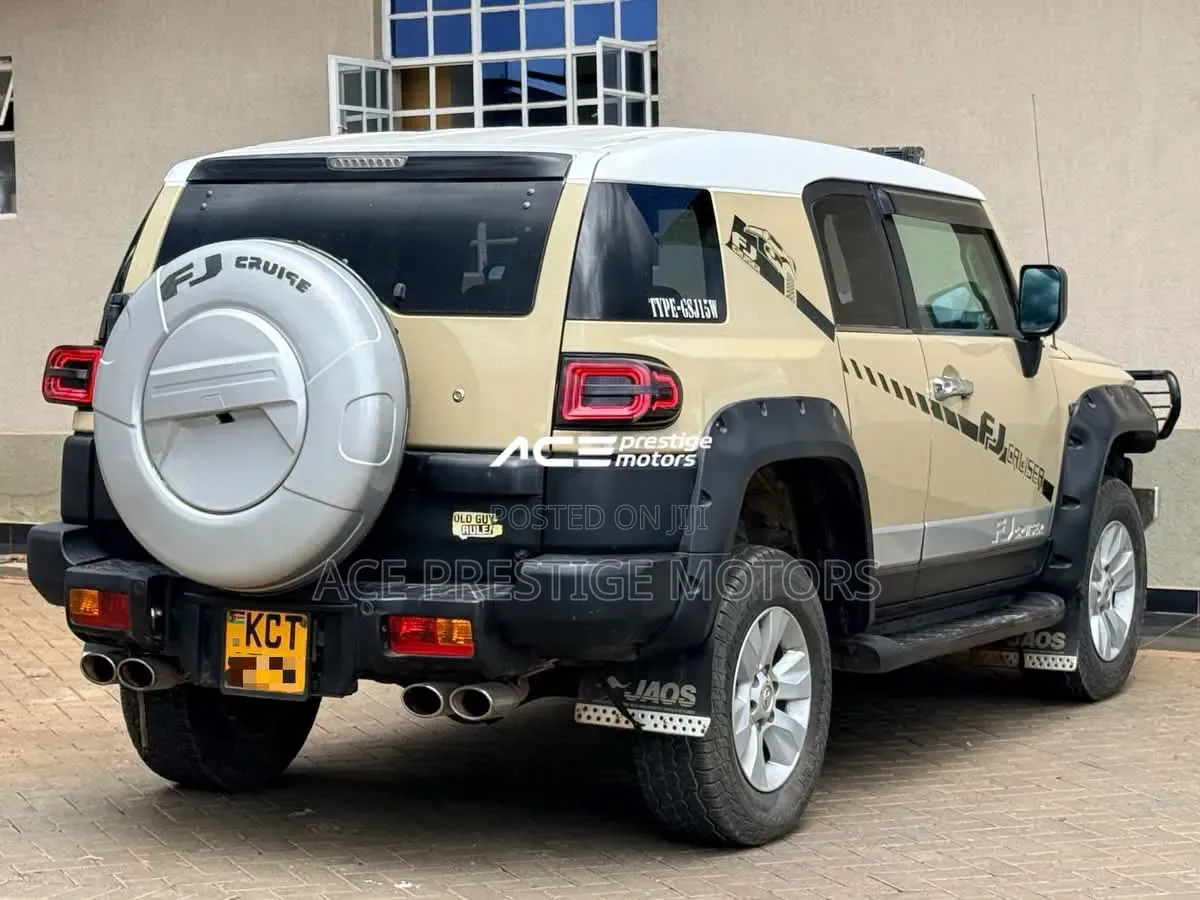 Toyota FJ Cruiser 4x4 Automatic 2012 Beige