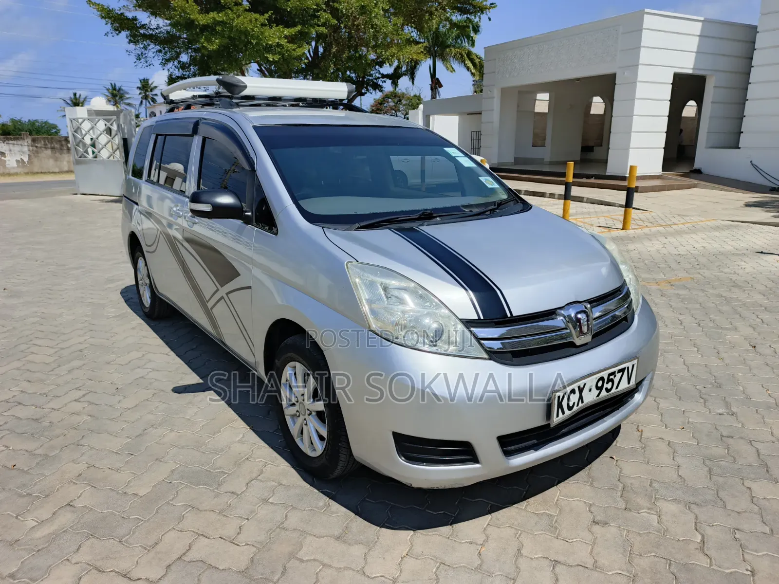 Toyota ISIS 2012 Silver