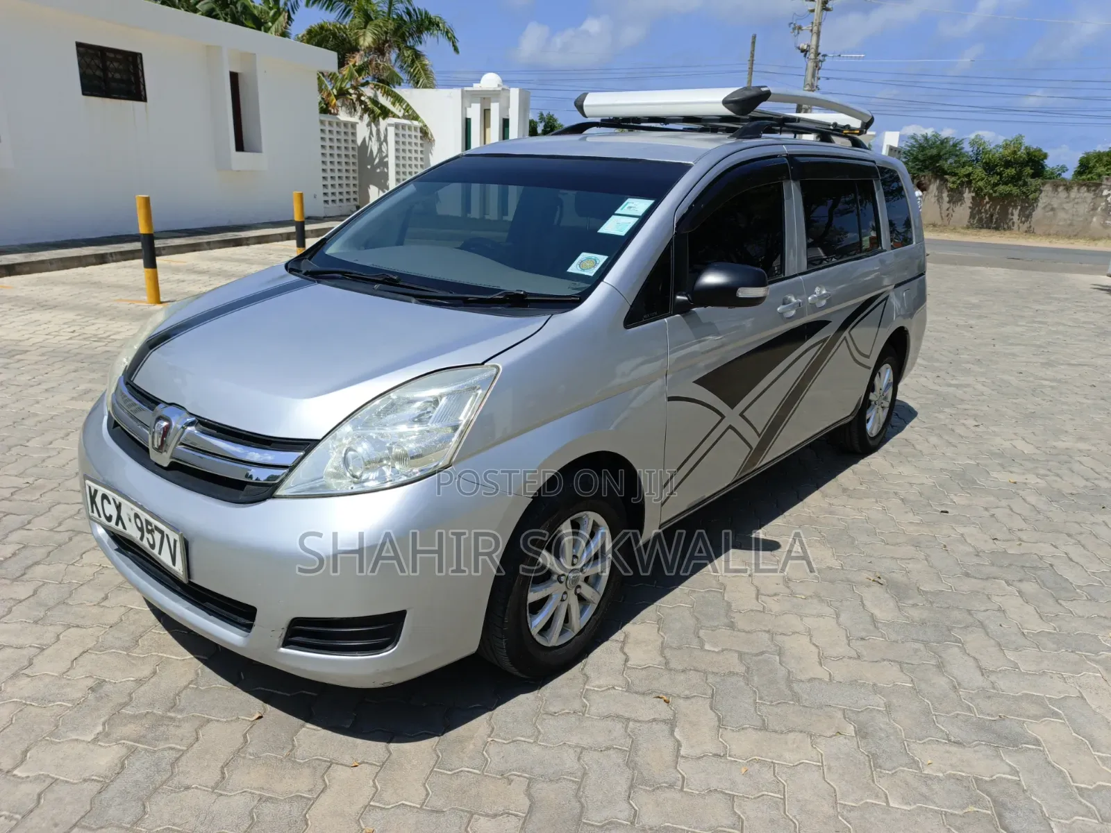 Toyota ISIS 2012 Silver