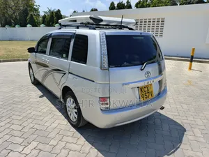 Toyota ISIS 2012 Silver