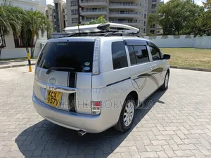 Toyota ISIS 2012 Silver