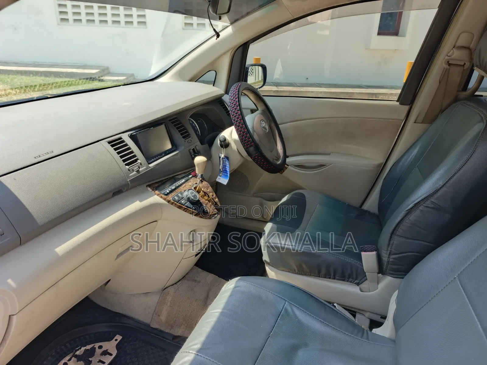 Toyota ISIS 2012 Silver