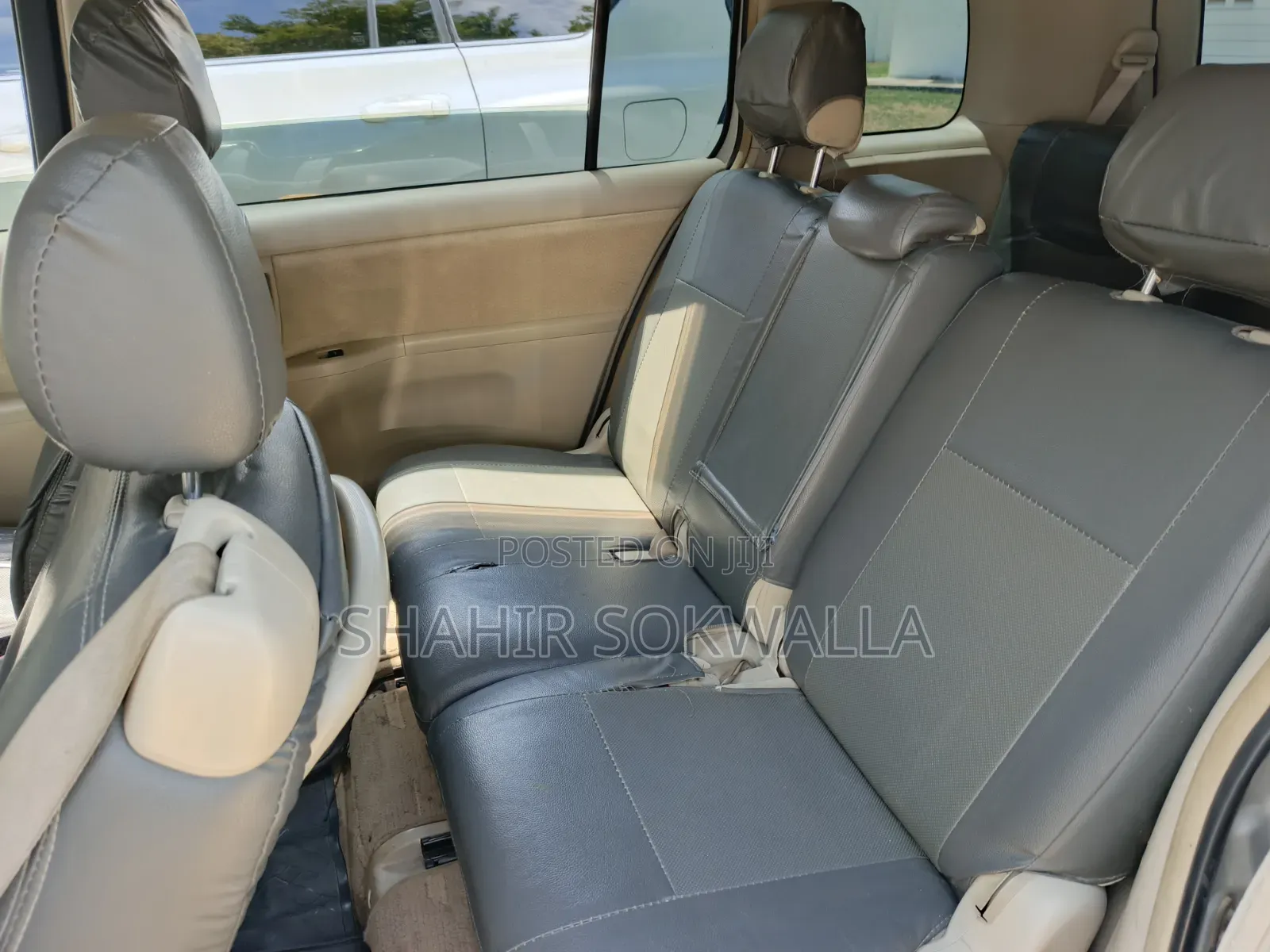 Toyota ISIS 2012 Silver