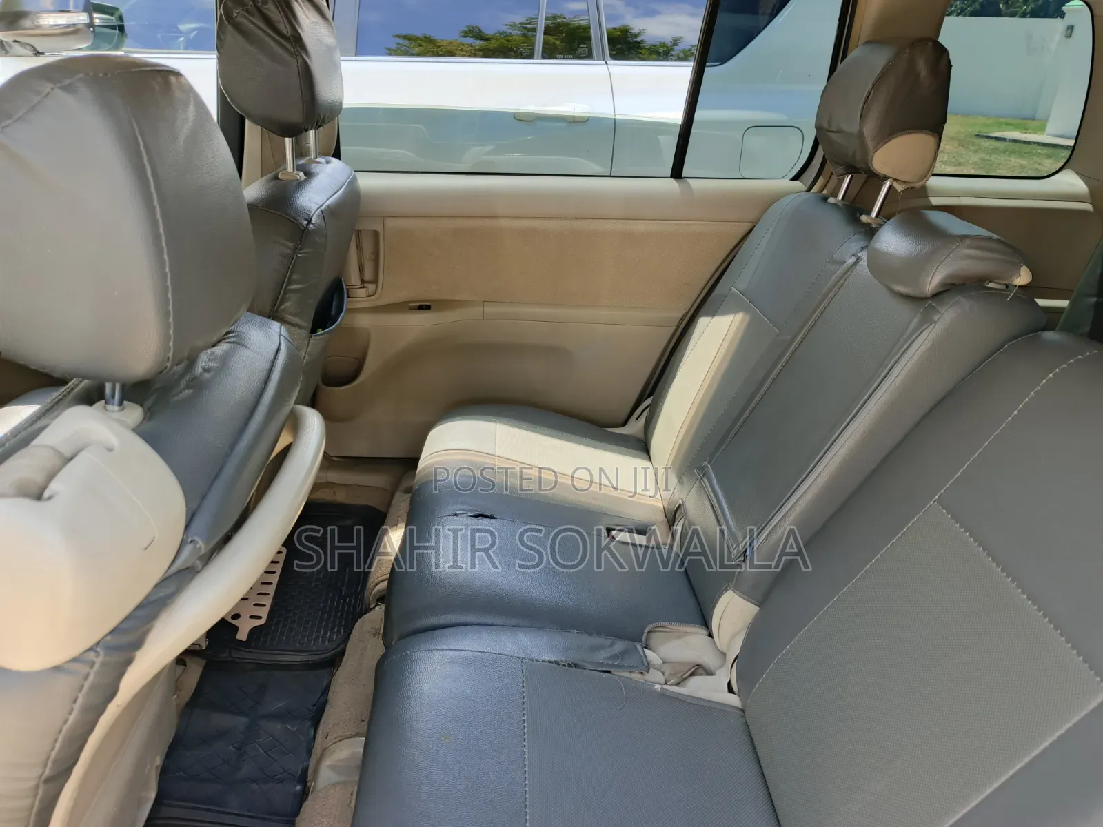 Toyota ISIS 2012 Silver