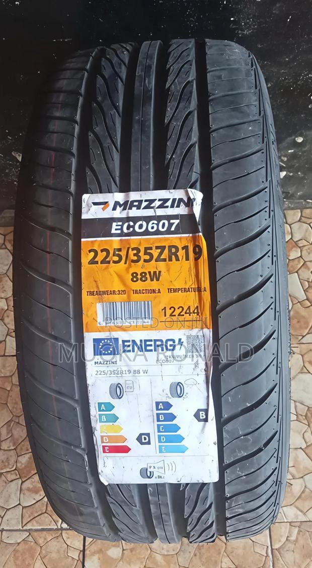 225/35r19 Mazzini Tyre (V-Shape