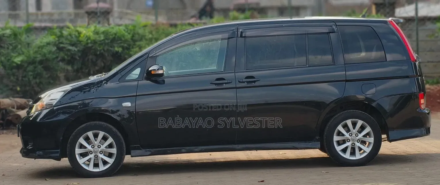 Toyota ISIS 2008 Black