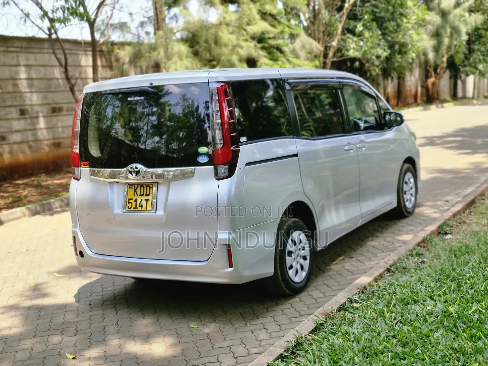 Toyota Noah 2014 Silver