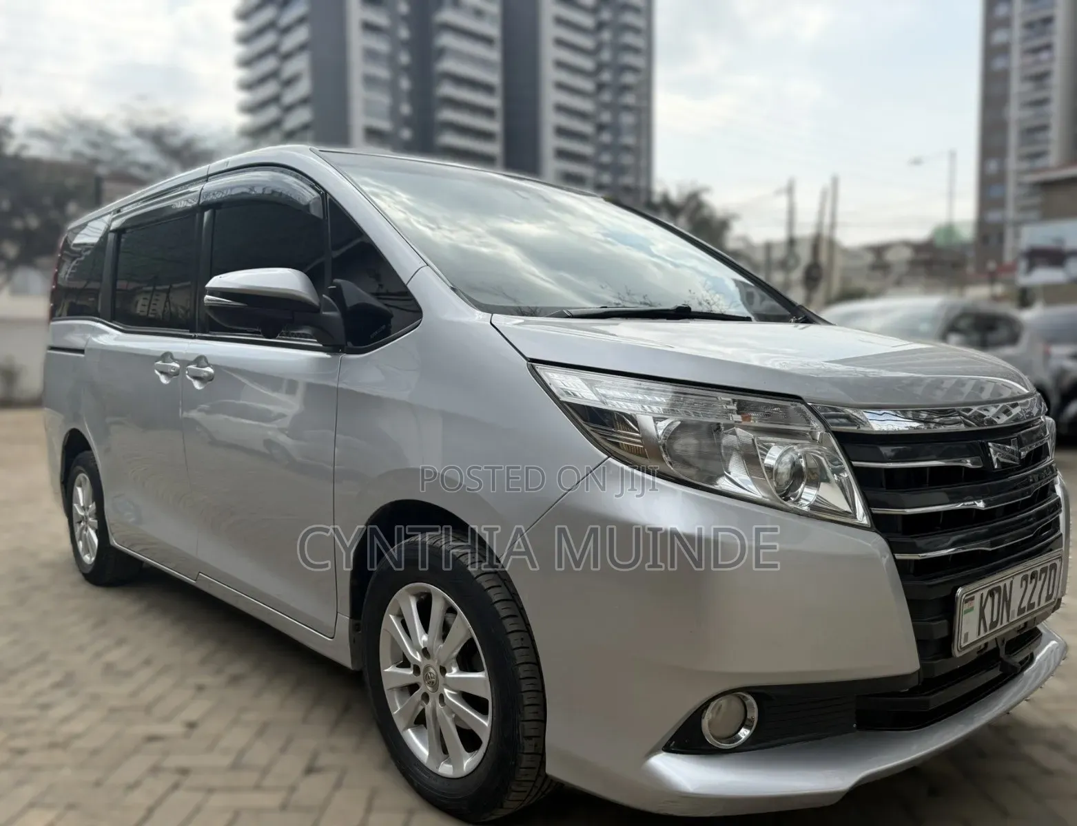 Toyota Noah 2017 Silver