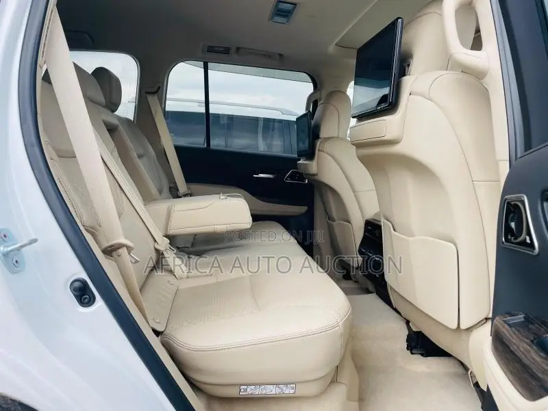 Toyota Land Cruiser LC300 2022 White