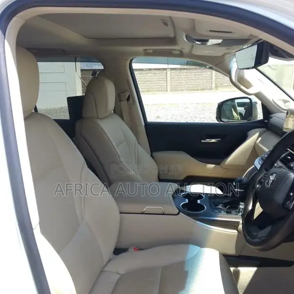Toyota Land Cruiser LC300 2022 White