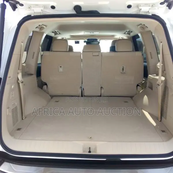 Toyota Land Cruiser LC300 2022 White