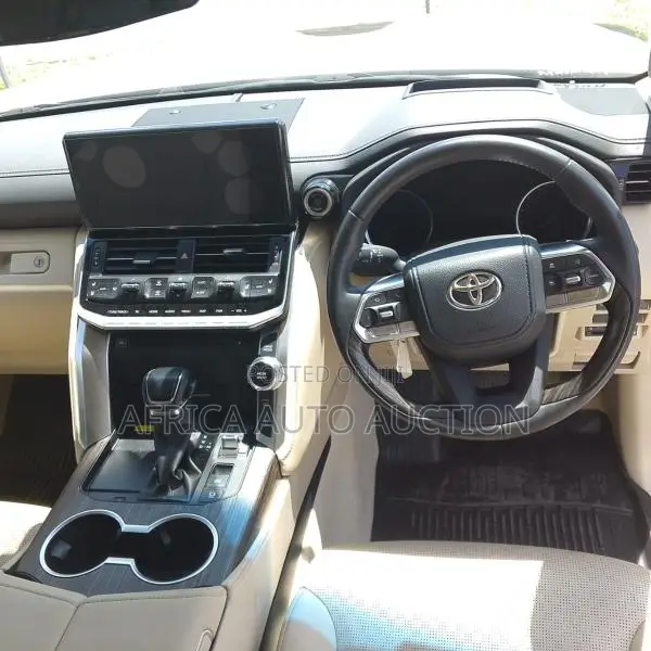 Toyota Land Cruiser LC300 2022 White