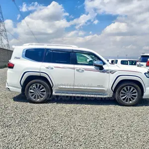 Toyota Land Cruiser LC300 2022 White