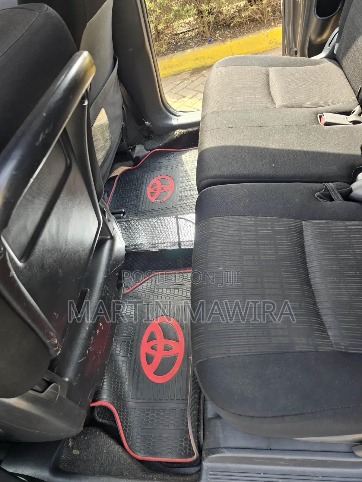 Toyota ISIS 2011 Gray