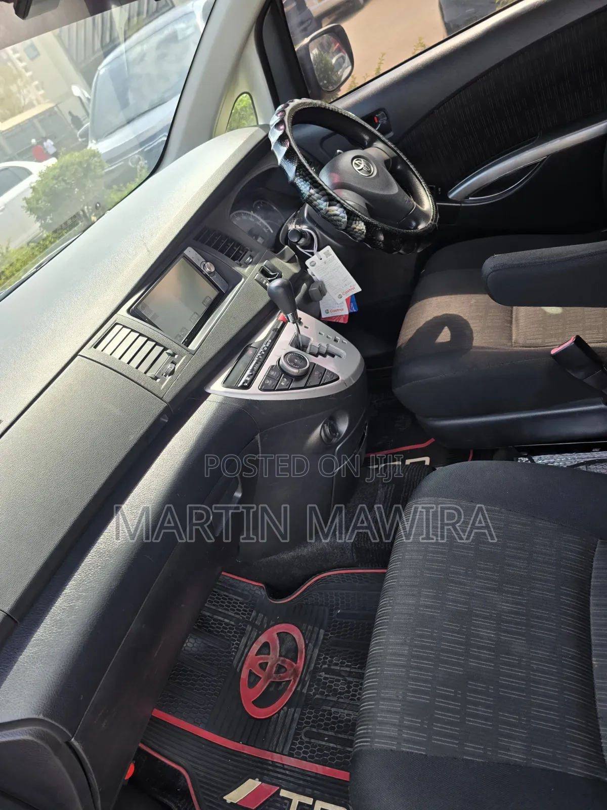 Toyota ISIS 2011 Gray
