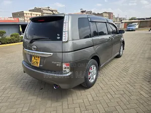 Toyota ISIS 2011 Gray