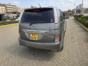 Toyota ISIS 2011 Gray