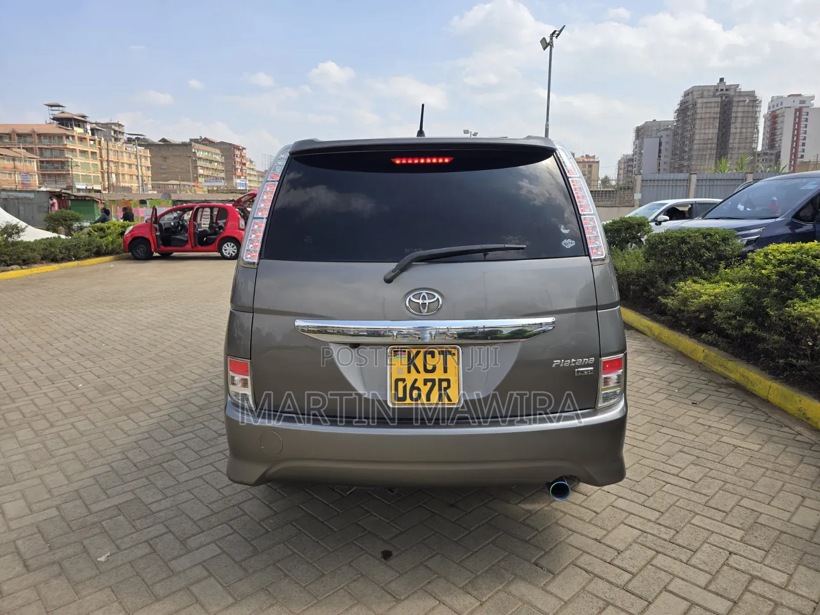 Toyota ISIS 2011 Gray
