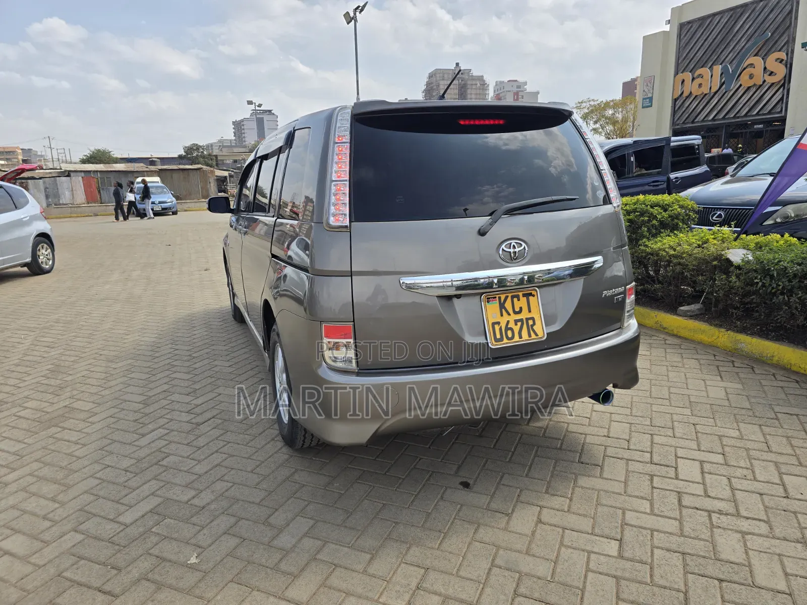 Toyota ISIS 2011 Gray