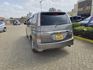 Toyota ISIS 2011 Gray