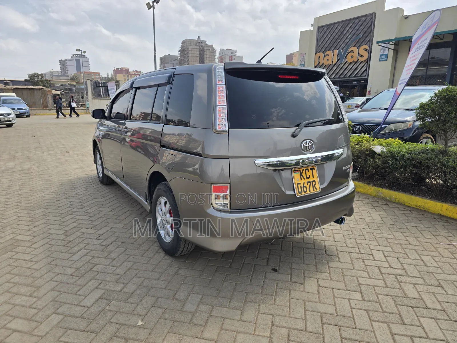 Toyota ISIS 2011 Gray
