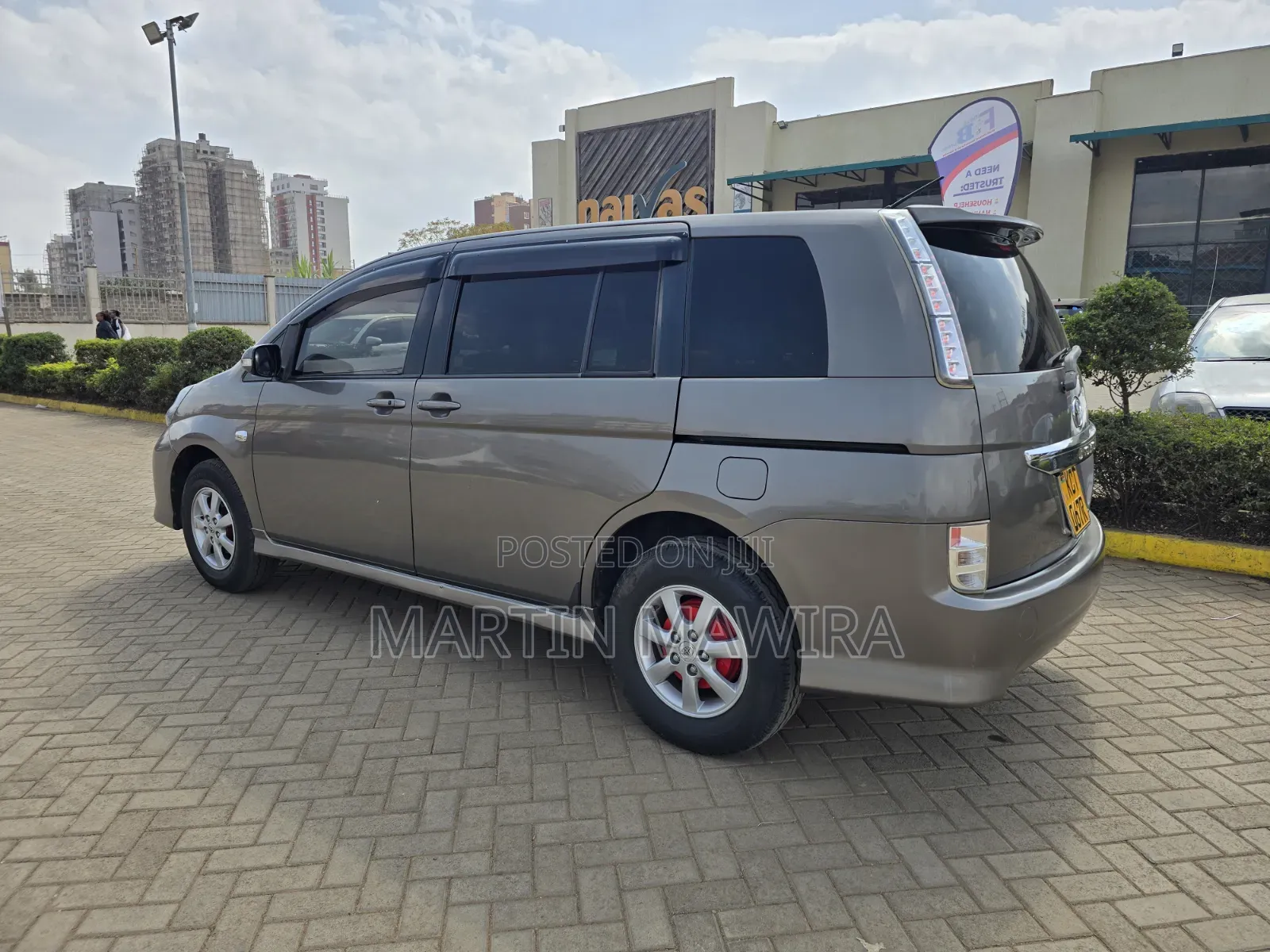 Toyota ISIS 2011 Gray