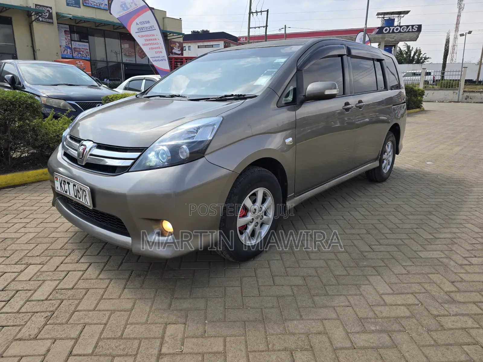 Toyota ISIS 2011 Gray