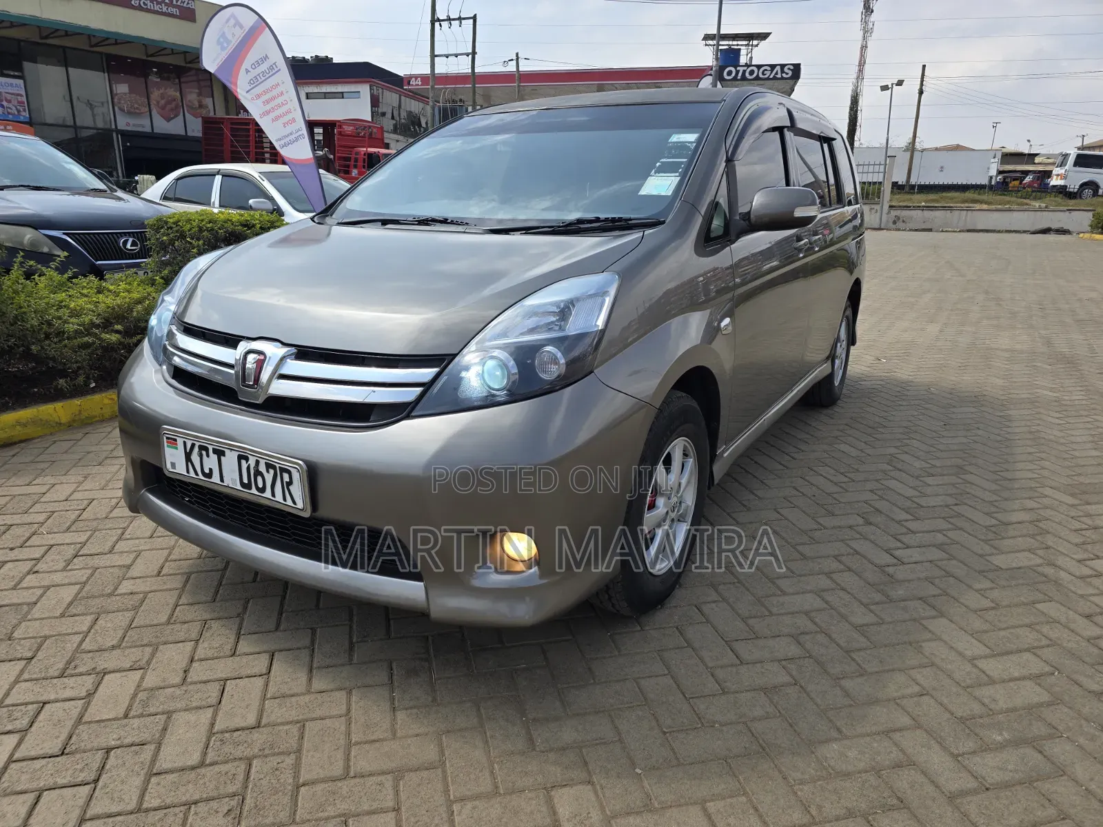 Toyota ISIS 2011 Gray