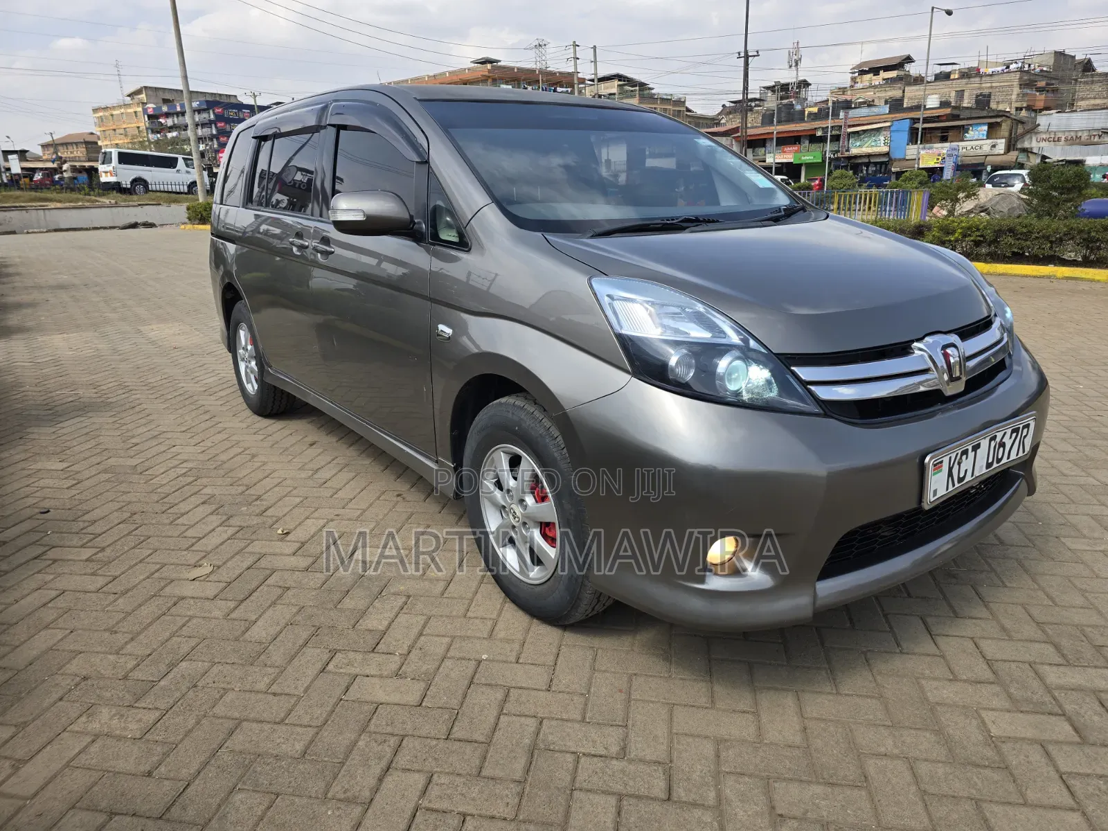 Toyota ISIS 2011 Gray