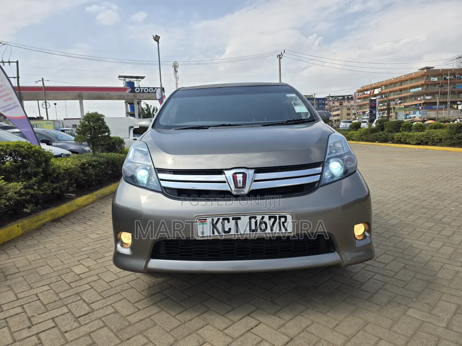 Toyota ISIS 2011 Gray