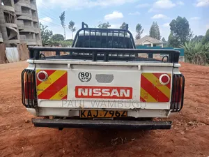 Nissan Pick-Up 1989 White