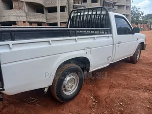 Nissan Pick-Up 1989 White