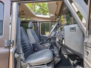Land Rover Defender 2012