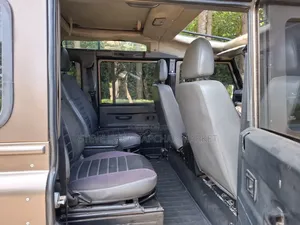 Land Rover Defender 2012