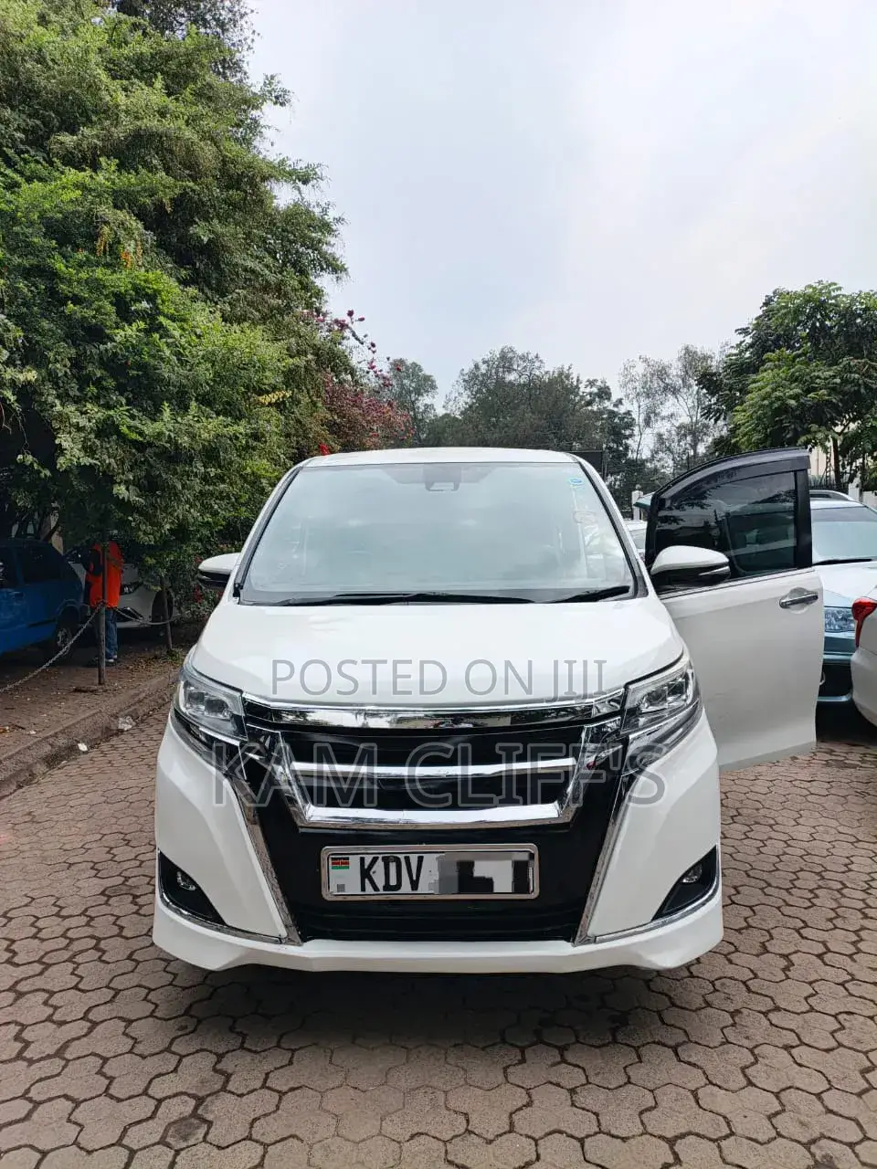 Toyota Esquire 2018 White