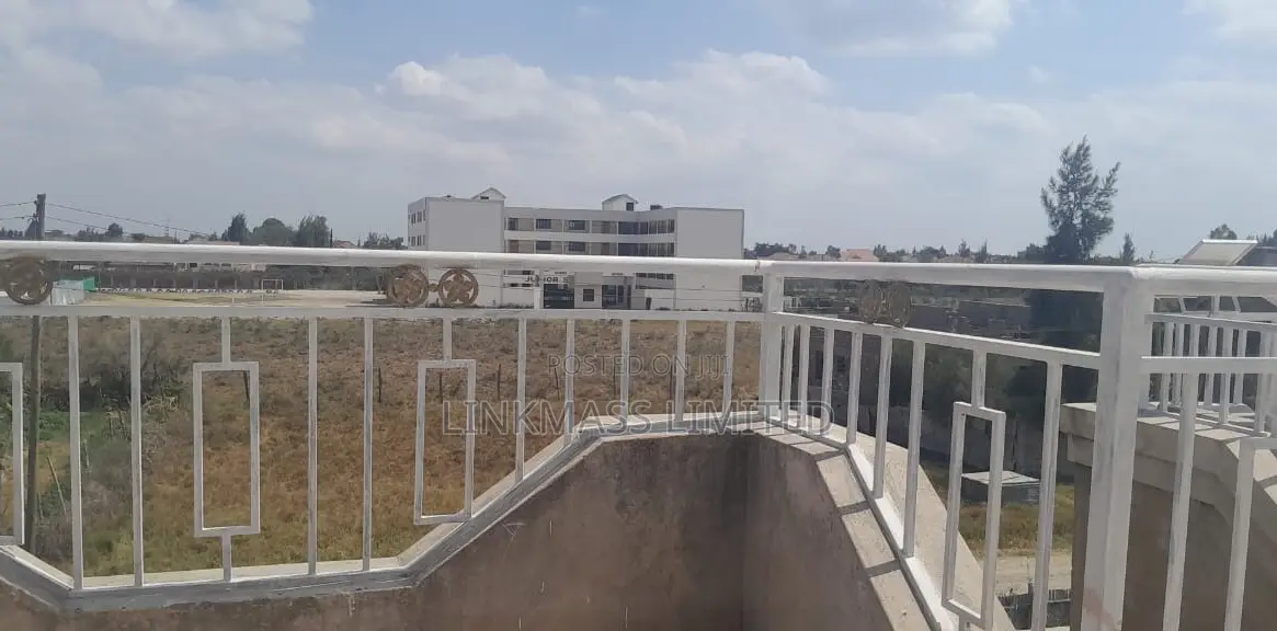 5bdrm House in Community Road, Gateway Mall Area for sale