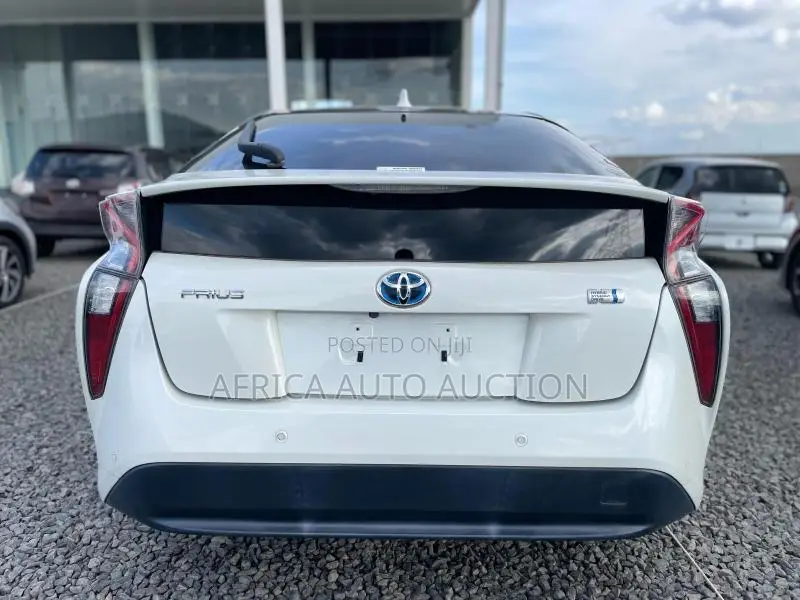 Toyota Prius 2017 White