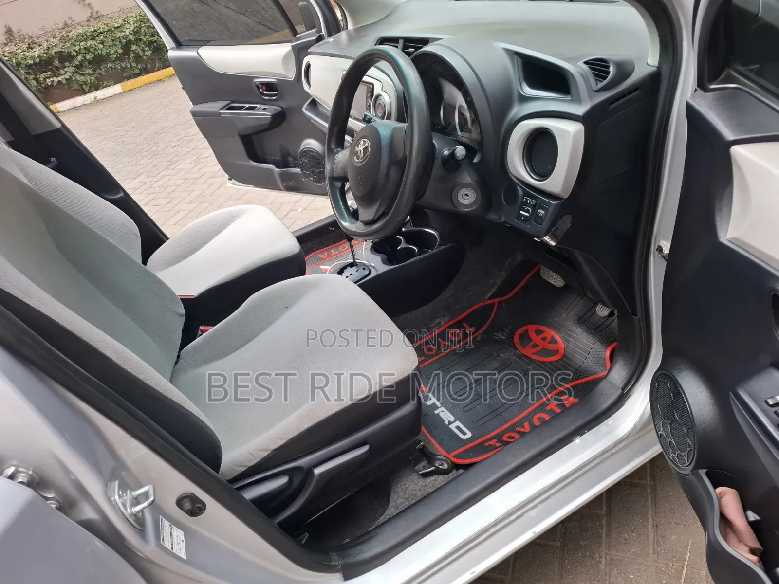 Toyota Vitz 1.0 FWD 5dr 2013 Silver