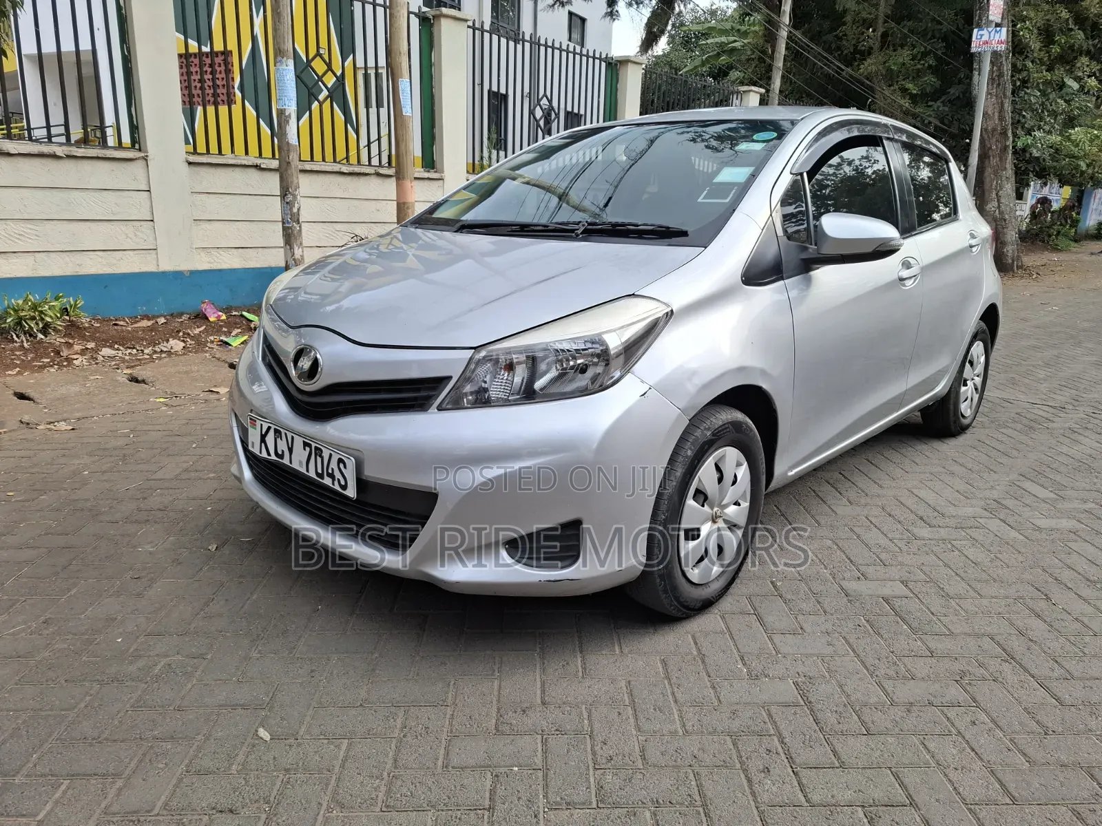Toyota Vitz 1.0 FWD 5dr 2013 Silver