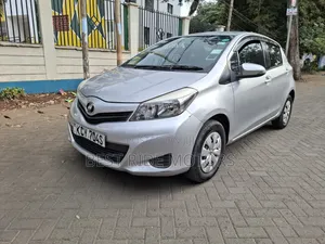 Toyota Vitz 1.0 FWD 5dr 2013 Silver