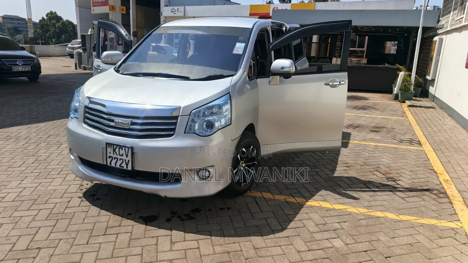 Toyota Noah 2012 Silver