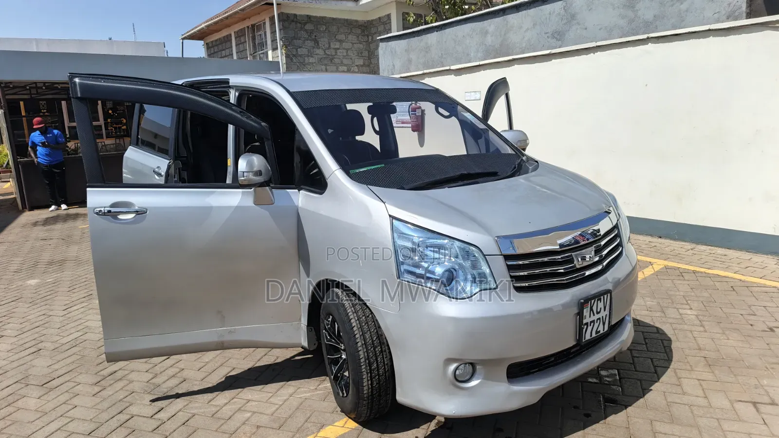 Toyota Noah 2012 Silver