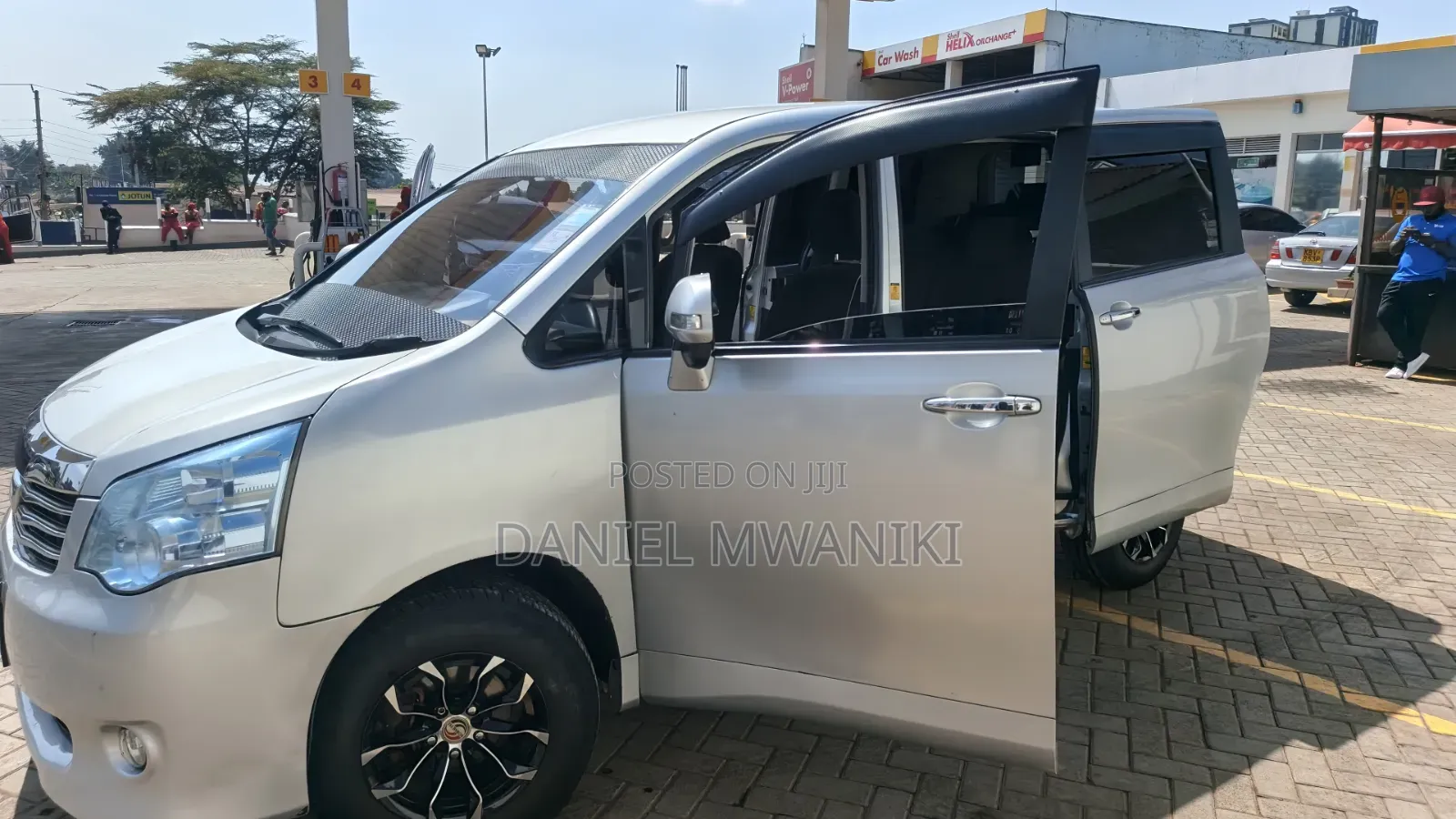 Toyota Noah 2012 Silver