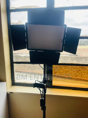 RL900 LED Video Light With 2.1Metres Tripod