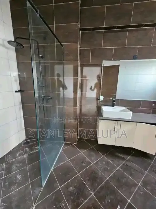 3bdrm Apartment in Rhapta Side Area for rent