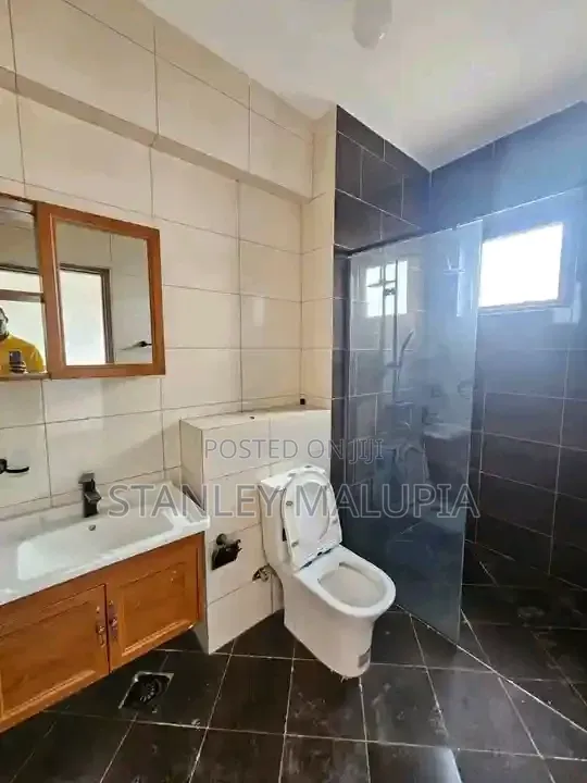 3bdrm Apartment in Rhapta Side Area for rent