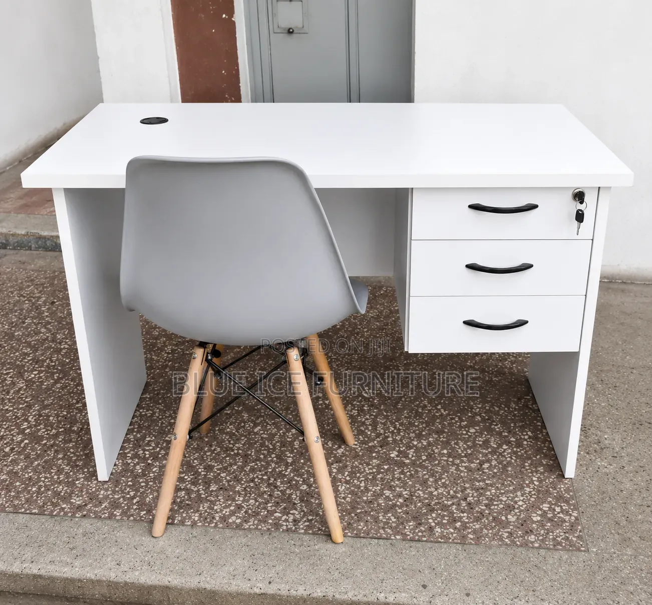 Modern Study Desk With Lockable Drawer