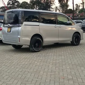 Toyota Voxy 2016 Silver