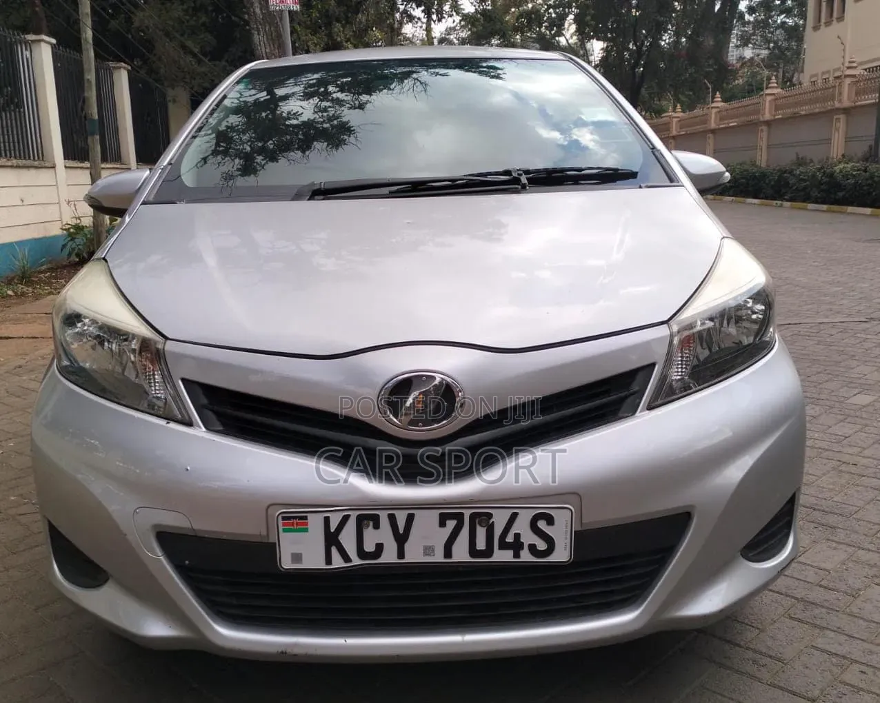 Toyota Vitz 2012 Silver