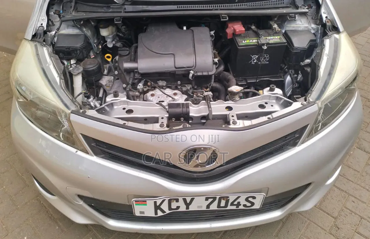 Toyota Vitz 2012 Silver